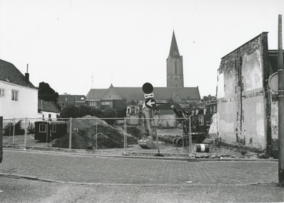 863500 Gezicht op een sloopterrein op de hoek van de Oranjestraat (voorgrond) en de Jan Meijenstraat in Wijk C te ...